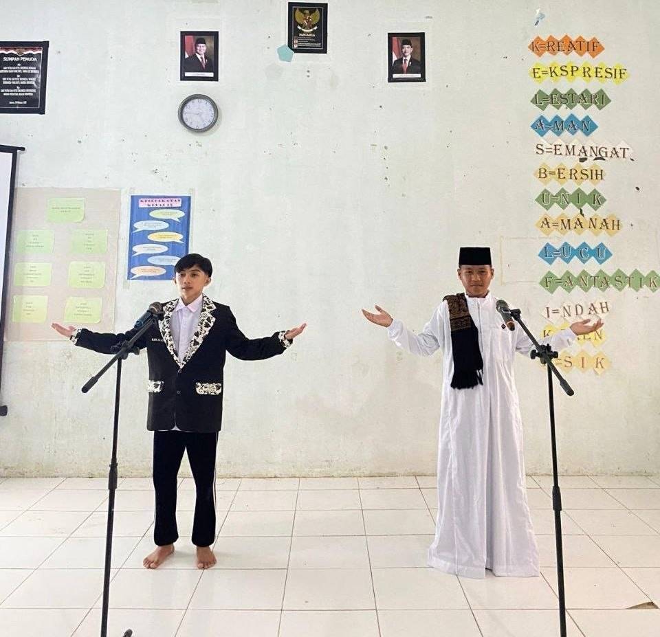 “Penampilan Kolaborasi Pidato Dua Bahasa: English & Arabic — menyatukan bahasa, memperluas wawasan, dan menginspirasi dengan penuh percaya diri.”